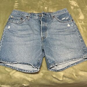 Levi’s mid thigh 501 shorts